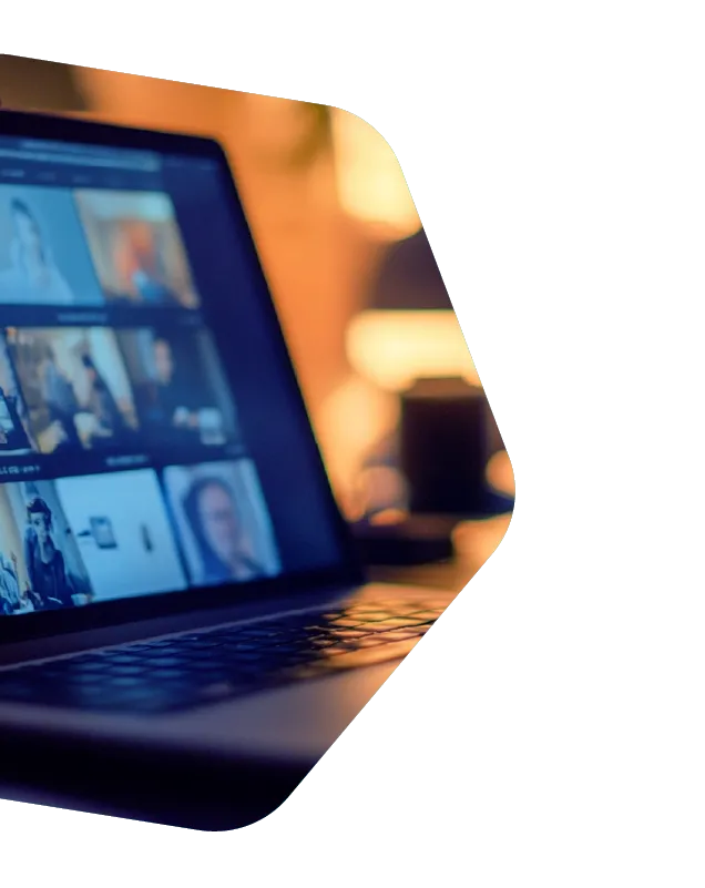 Ilustração sobre webinares e eventos, portatil com simulação de um webinar